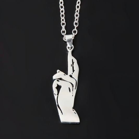 Collier à chaîne à maillons, pendentif métal blanc stylisé façon poing